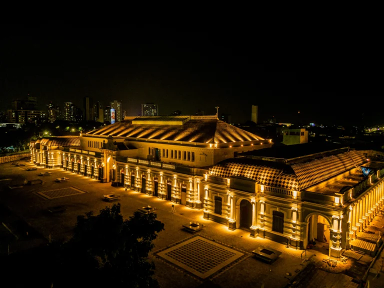 imagem_extena_do_novo_mercado_de_sao_bras_iluminado_a_noite